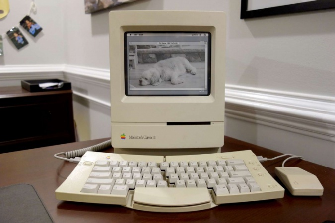 Həvəskar elektron mürəkkəb displeylə Macintosh Classic II qurur